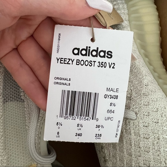 yeezy 350 V2 - Picture 3 of 4